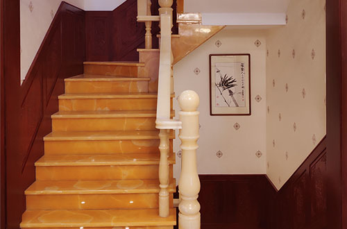 民乐中式别墅室内汉白玉石楼梯的定制安装装饰效果